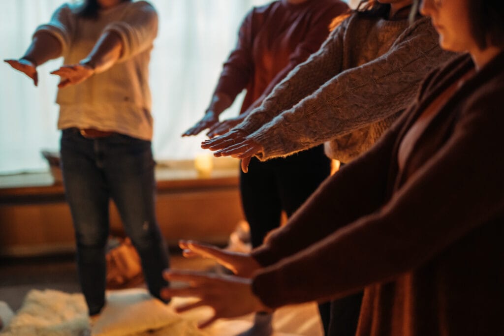 Frauen stehen im Frauenkreis und segnen Kakao