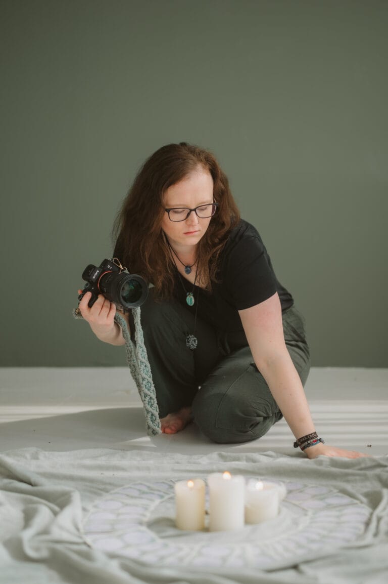 Eine Fotografin sitzt mit ihrer Kamera in einem Frauenkreis
