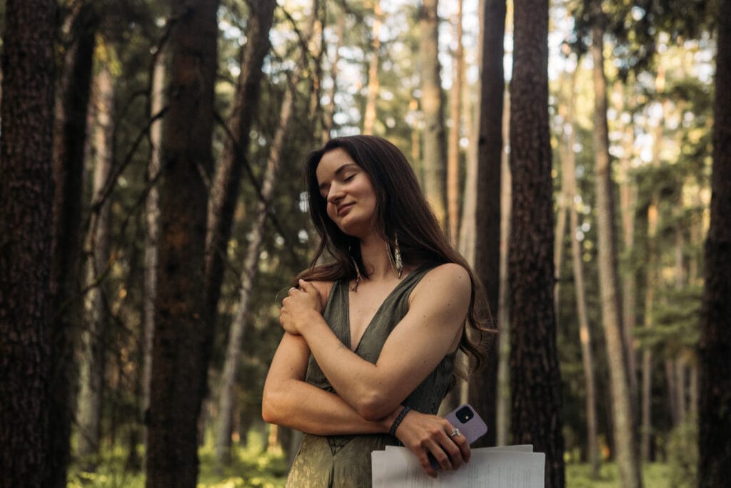 Frau steht achtsam im Frauenkreis in der Natur – Ritual und Achtsamkeit bei Kraut & Feenstaub in der Oberpfalz